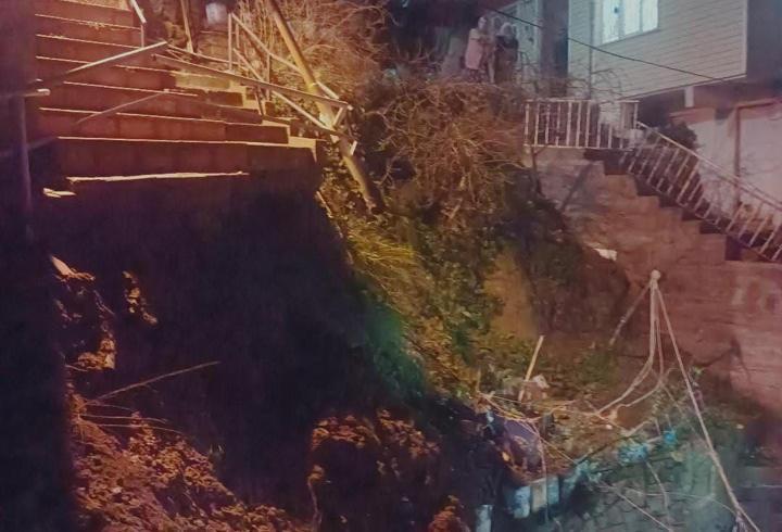 İstanbul - Sarıyer'de binanın bitişiğindeki merdiven çöktü