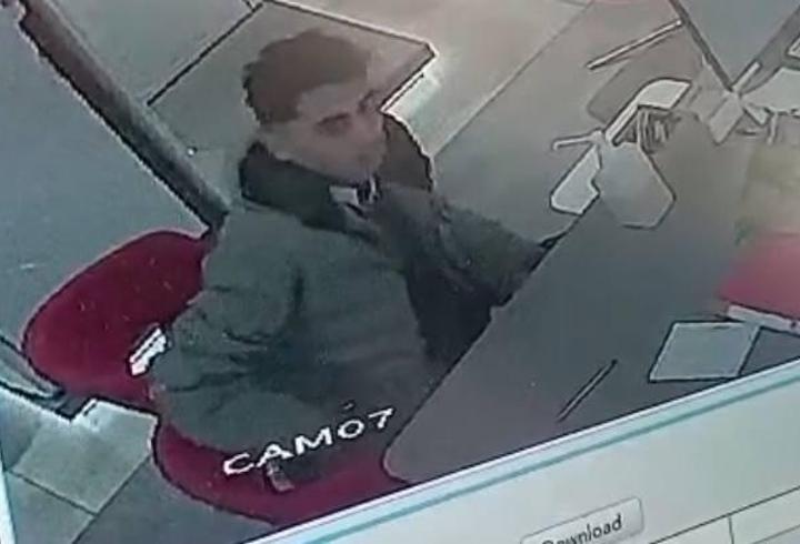 Başvuru için geldi, telefonu çalıp kaçtı