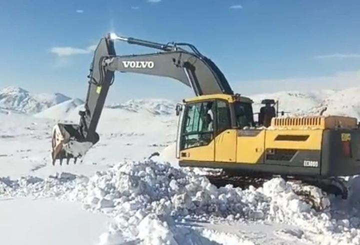 Bitlis'te kardan kapanan 92 köy yolu açıldı
