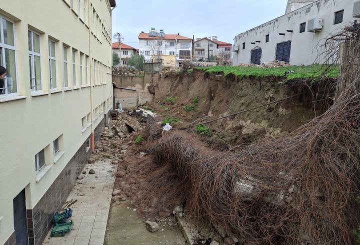 Manisa'da istinat duvarı, lise bahçesine çöktü