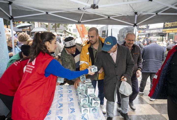 Berat Kandili’nde 15 bin kandil simidi dağıtıldı