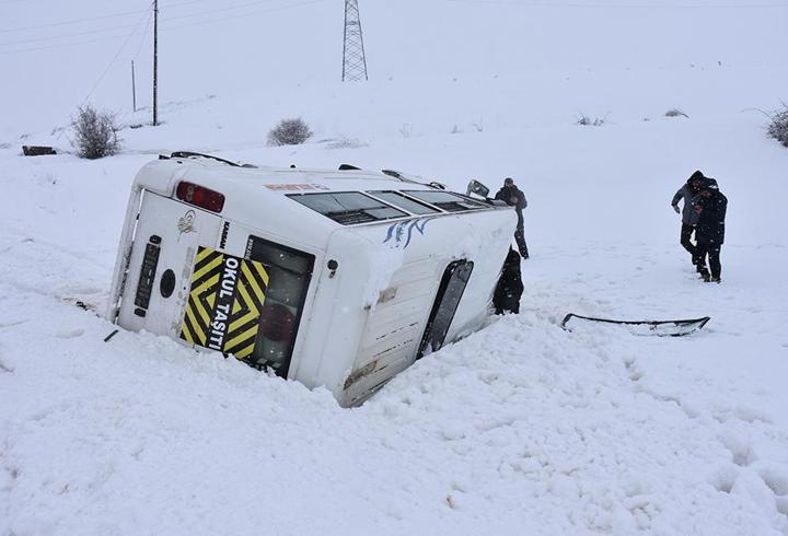 Öğrenci servis minibüsü devrildi: 14 yaralı