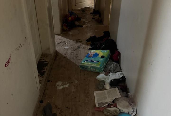 8 aydır kirasını ödemedikleri daireyi 'çöp eve' çevirdiler