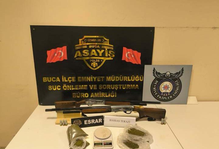 Evinde esrarla yakalanıp, gözaltına alındı