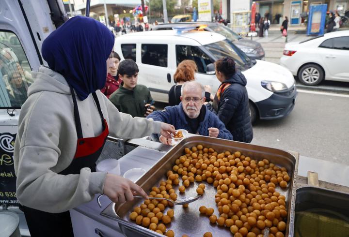 Berat Kandili’nde lokma ve kandil simidi ikramı