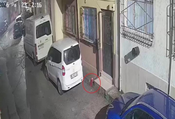 Yere düşen bayrağı kaldırdı