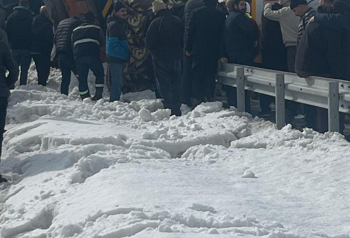 Kar küreme aracı devrildi: 2 ölü