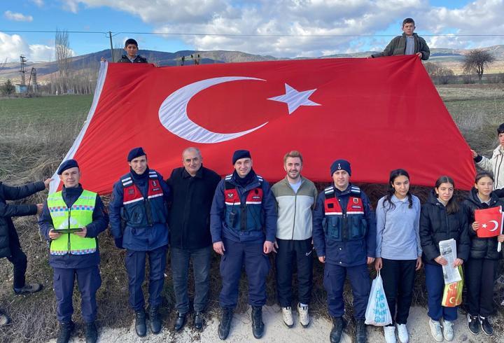 Öğrenciler ve jandarmadan bayrak etkinliği