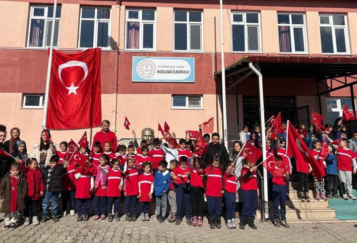 İlkokulda bayrak sevgisi etkinliği
