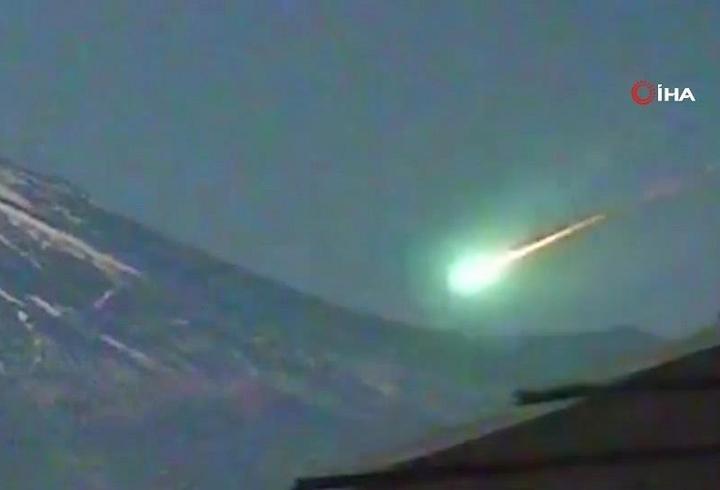 Fuji Dağı'nda dev ateş topu! Meteorun düşme anları böyle görüntülendi