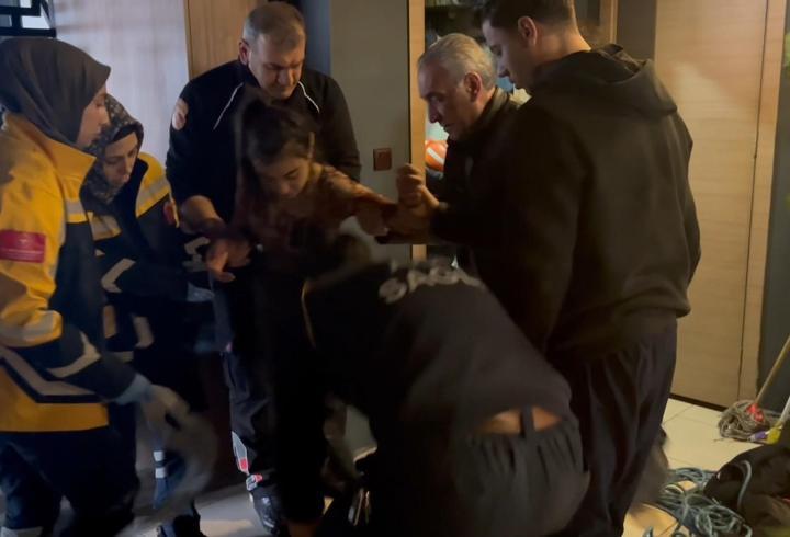 Düştüğü havalandırma boşluğundan halatla kurtarıldı