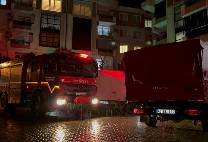Manisa’da heyelan; sitenin istinat duvarı çöktü