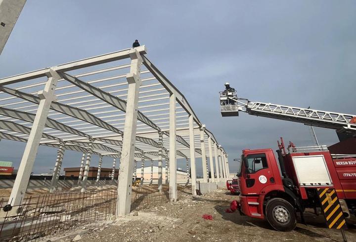 Mersin’de inşaat şantiyesinde duvar çöktü: 3 kişi yaralandı
