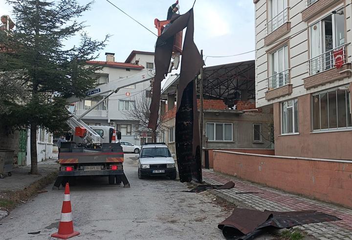 Çatıdan kopan yalıtım malzemesi tellerin üzerine düştü