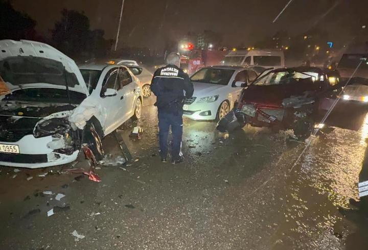Antalya'da iki otomobil çarpıştı: 5 yaralı
