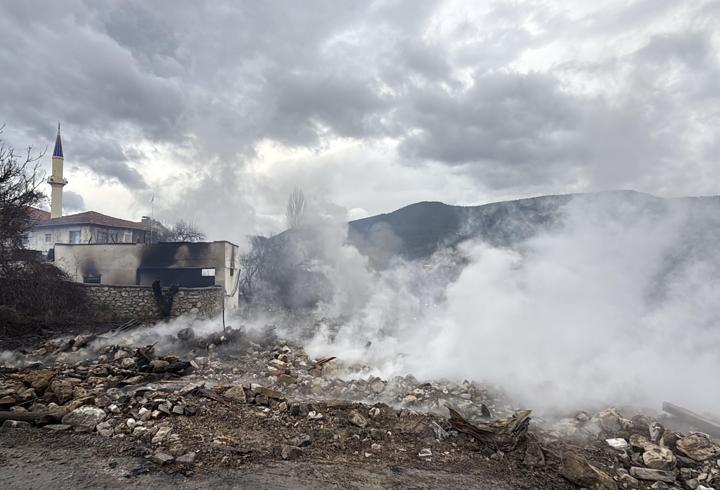 Karabük'te 4 ev, ahır ve traktör yandı, 2 büyükbaş öldü
