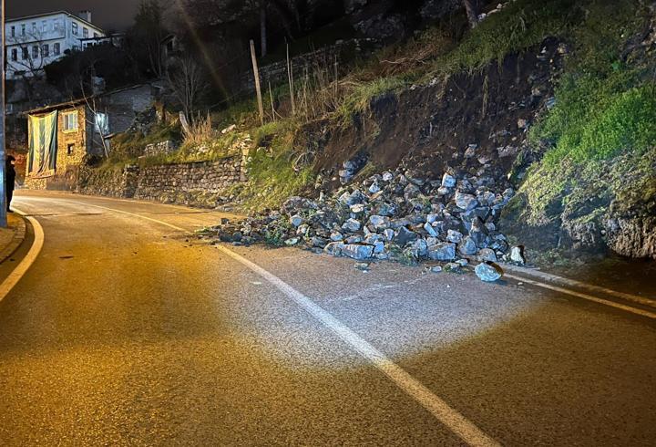 Bursa’da istinat duvarı çöktü; yol çift yönlü trafiğe kapatıldı