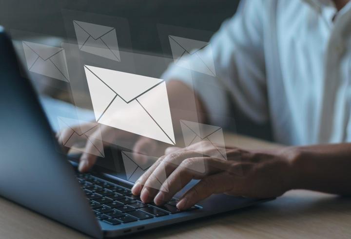 OpenAI’ın, ChatGPT arayüzüne reklam ekleme kararı yeni bir tartışmanın fitilini ateşledi. Anthropic ise tam tersi bir yol izleyerek kullanıcılarına tertemiz bir deneyim sunacağını taahhüt etti. Bir de bu durumu Super Bowl etkinliği için hazırladığı dikkat çekici bir videoyla ti’ye aldı.3