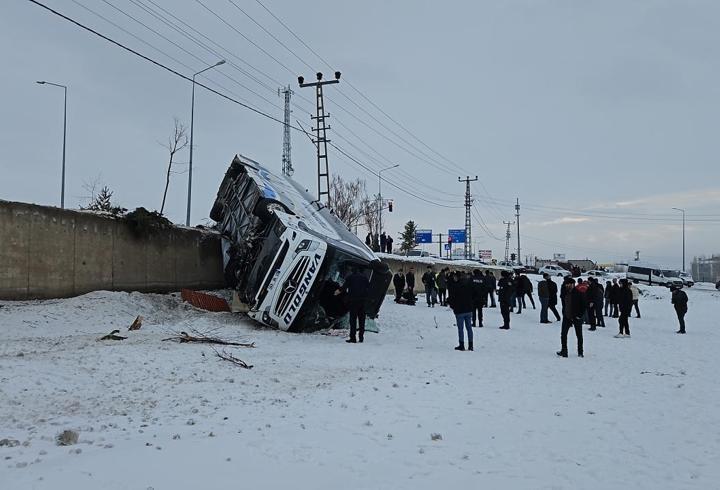Ağrı'da otobüs devrildi: 16 yaralı