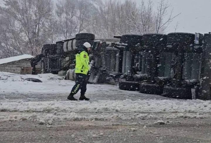 Bingöl'de doğalgaz taşıyan TIR devrildi!