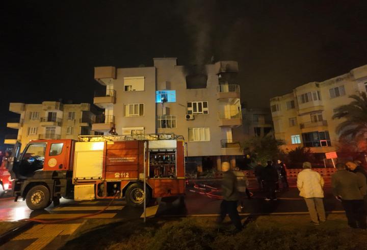 Mersin'de ev yangını; 2 kişi dumandan etkilendi