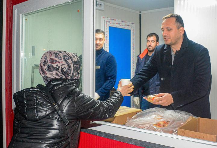 Bornova'da sıcak çorba dağıtımı 3 noktaya ulaştı