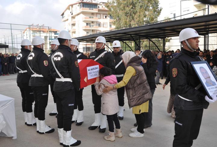 Polis babasının tabutunun başında gözyaşı döktü