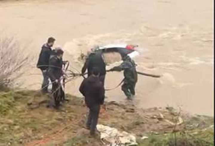 Bolu’da otomobil dereye uçtu