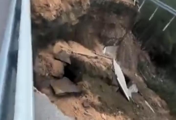 Çöken kara yolunda 10 metrelik çukur oluştu