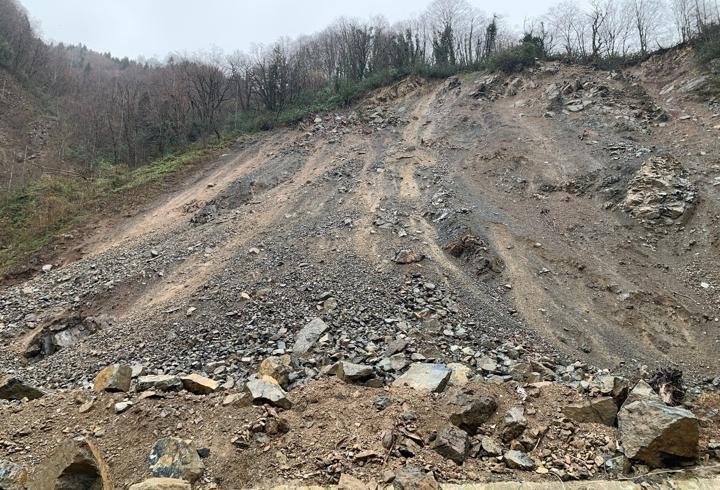 Kapalı köy yolunda heyelan temizliği