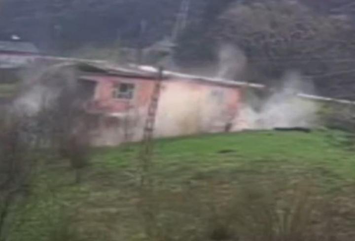 Kastamonu'da heyelan nedeniyle 2 katlı ev çöktü: O anlar kamerada