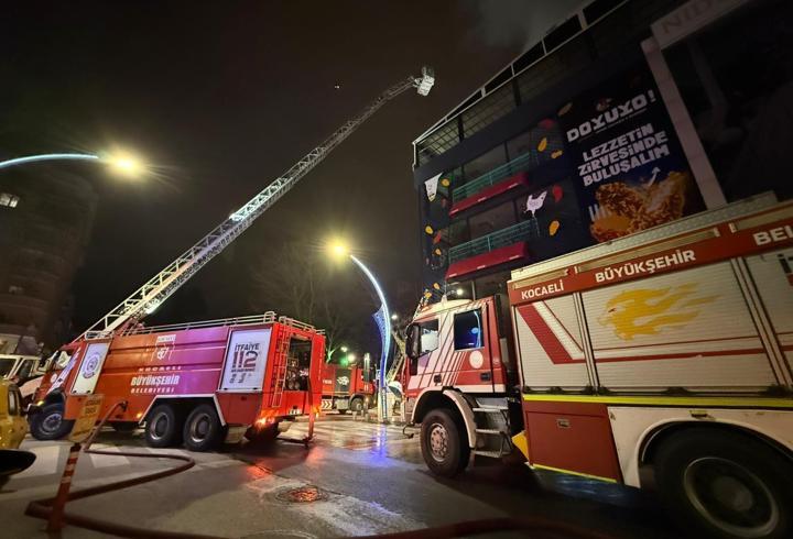 İzmit’te 7 katlı binanın çatısında çıkan yangın söndürüldü 