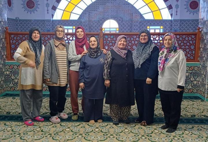 Gönüllülerden cami temizliği