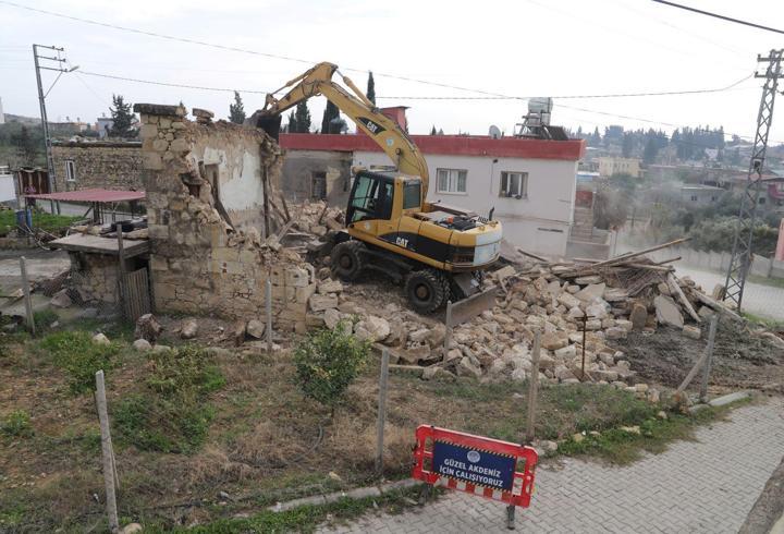 Akdeniz’de metruk bina yıkıldı