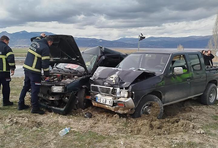 Otomobille kamyonet çarpıştı: 3 yaralı