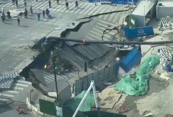 Çin'de yol çöktü: Saniyeler içinde devasa çukur oluştu! İşte görüntüler...