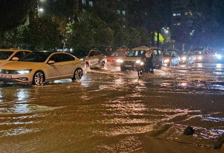 Adana'da sağanak yağış; yollar göle döndü