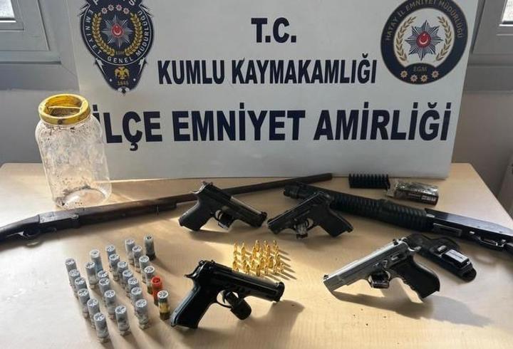 Hatay'da toprağa gömülü silahlar ele geçirildi