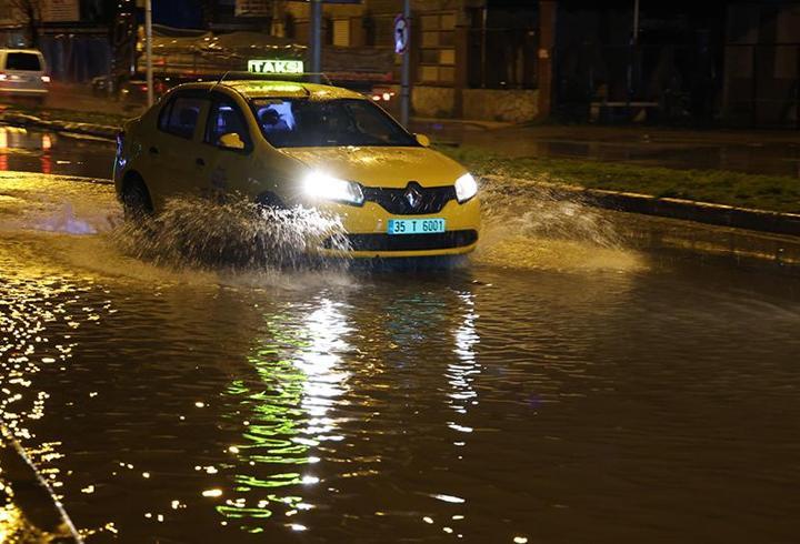 İzmir'i sağanak vurdu: Caddeler göle döndü