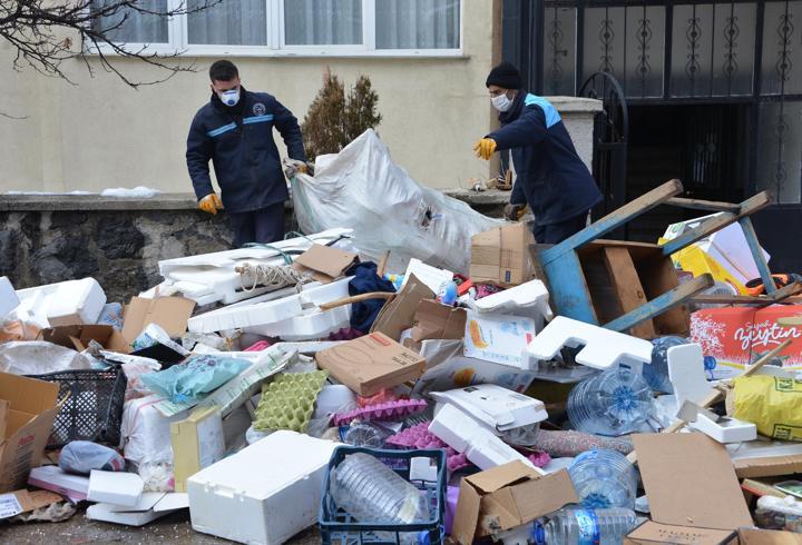 Evden 25 ton çöp çıktı