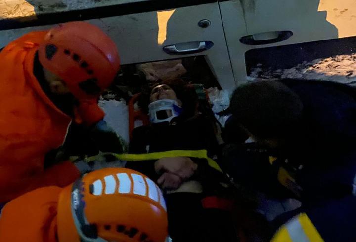 Buzlanan yolda hafif ticari araç takla attı; 2 yaralı