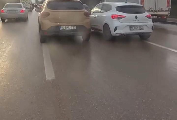 Otomobil sürücülerinin 'şerit' kavgası kask kamerasında