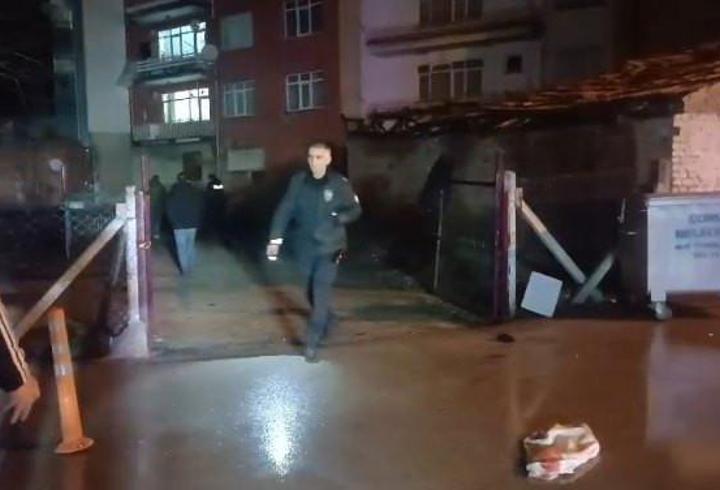 Sokak ortasında 2 kişi, bacaklarından vuruldu