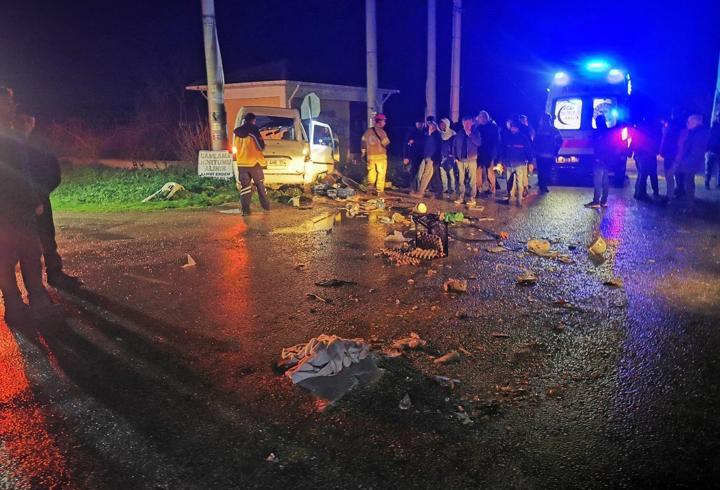 Bursa'da kamyon ile minibüs çarpıştı: 2 yaralı