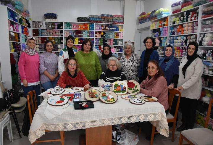 Kütahya’da kadınlar örerek sosyalleşiyor