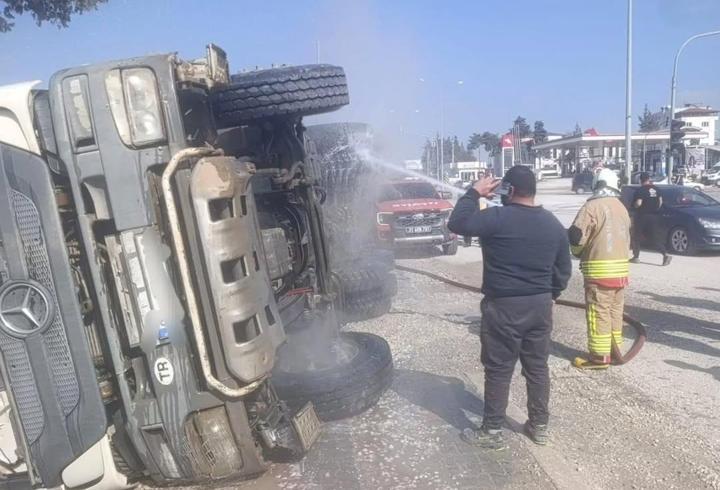 Devrilen kamyonun sürücüsü yaralandı