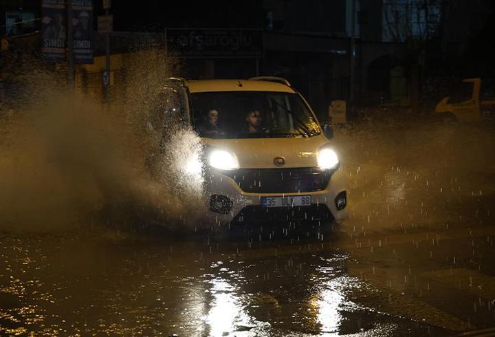 İzmir'de sağanak: Caddeler göle döndü