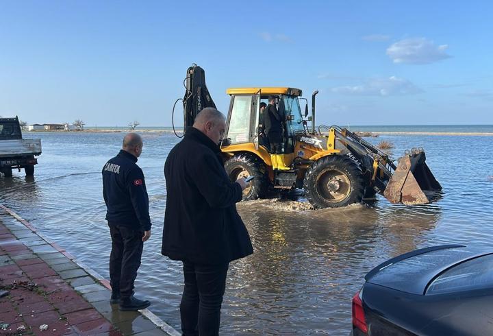Enez'de deniz taştı; belediye ekipleri çalışma başlattı 