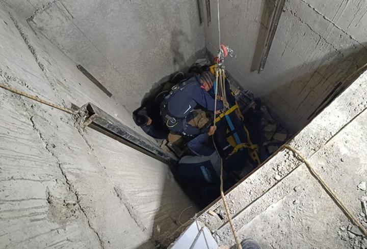 İnşaatta havalandırma boşluğuna düşen 2 işçi kurtarıldı
