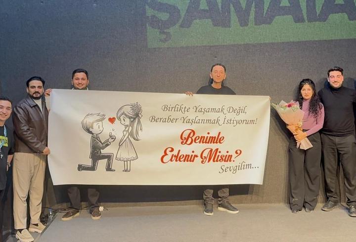 Tiyatro sahnesinde sürpriz evlilik teklifi